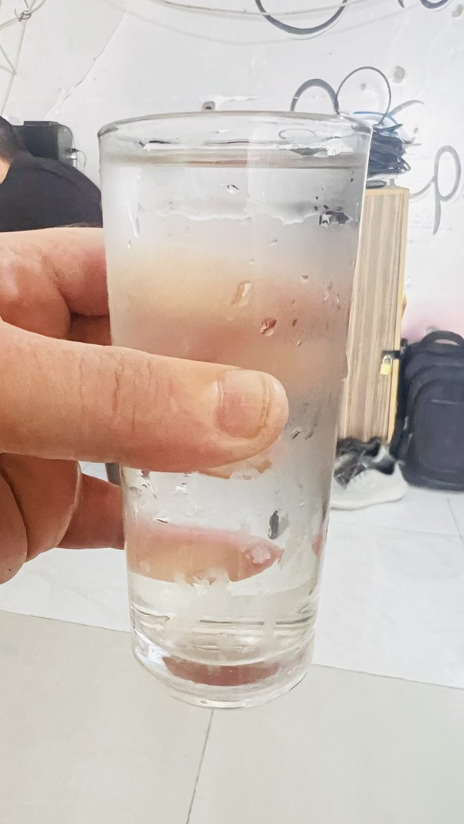 شربت كاستين مي باردة … إي باردة عن جد ومن الثلاجة

صديقي، الله يجبر بخاطره، ضيّفني كاستين مي باردة

والله حسّيت حالي بكوكب تاني… يعني المي نزلت على حلقي وقالتلي : مبروك، انت إنسان محظوظ اليوم 
بغزة، كاسة مي باردة مو بس شغلة كبيرة ، هي إنجاز، هي معجزة، هي حنية كبيرة  وسط هالضغط