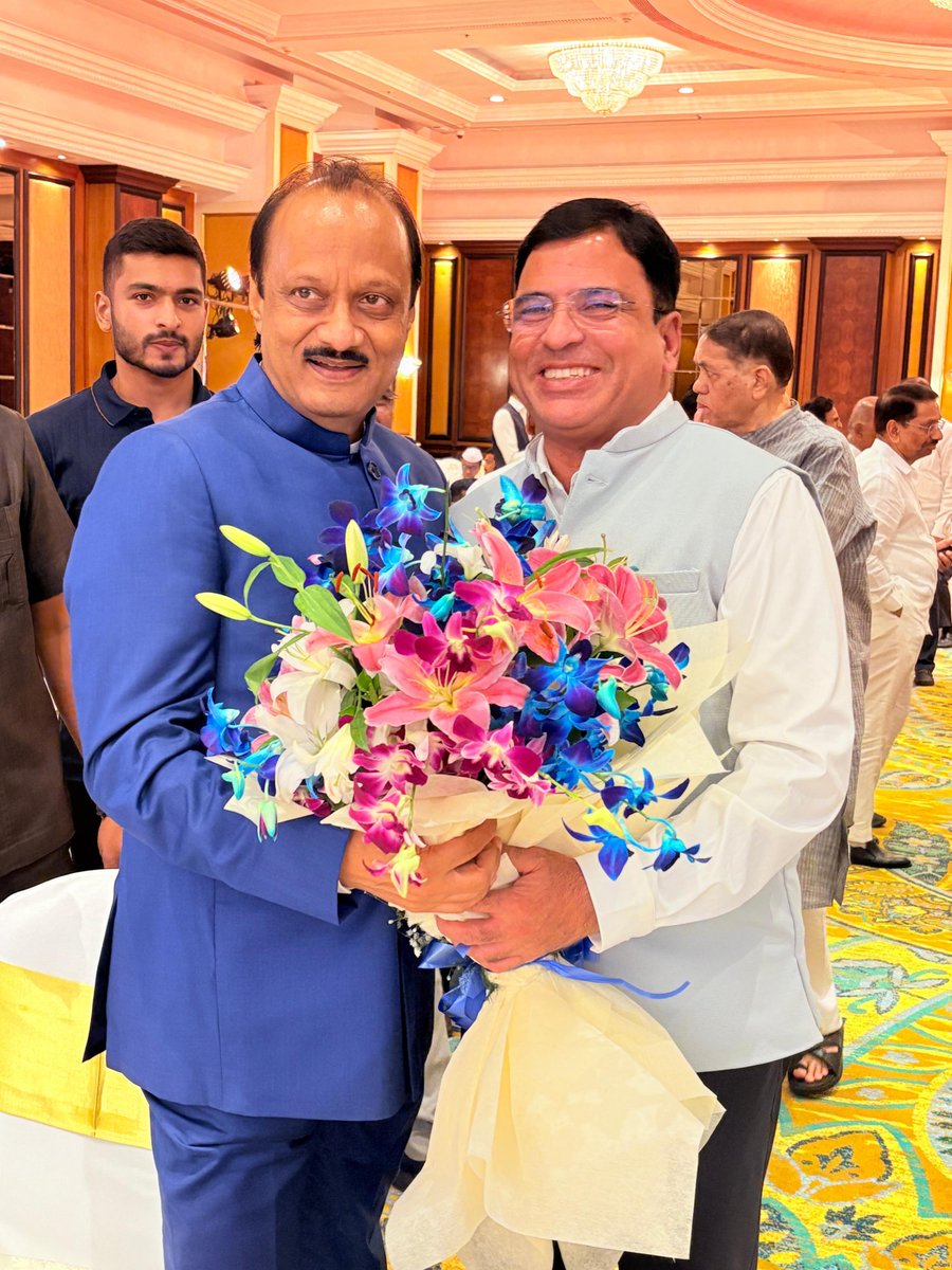 📍मुंबई

उपमुख्यमंत्री श्री अजितदादा पवार यांच्या ६६व्या वाढदिवसानिमित्त आयोजित स्नेहभोजन कार्यक्रमास उपस्थित राहून आदरणीय दादांना वाढदिवसाच्या मनःपूर्वक शुभेच्छा दिल्या. त्यांना सुदृढ आरोग्य व दीर्घायुष्य लाभो अशी सदिच्छा यावेळी व्यक्त केली.  (२९ जुलै २०२५)

#उपमुख्यमंत्री