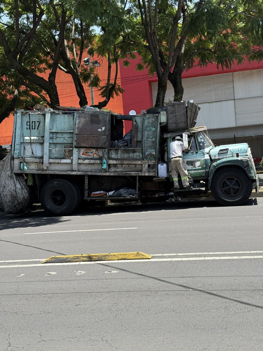 Dicen que Benito Juárez es “la mejor alcaldía para vivir”… pero sus camiones de basura parecen salidos de Mad Max. Parches, óxido y precariedad total. ¿Así o más claro el abandono? <a href="/LuisMendozaBJ/">Luis Mendoza Acevedo</a>