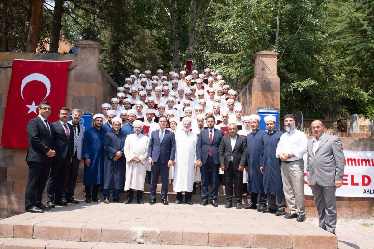 Ahlat Abdurrahman Gazi Yatılı Erkek ve Amine Hatun Yatılı Kız Kur’an Kurslarımızda hafızlık eğitimlerini başarıyla tamamlayan 83 hafız  için düzenlenen Hafızlık icazet merasımıne katıldık. Rabbim sayılarını artırsın.