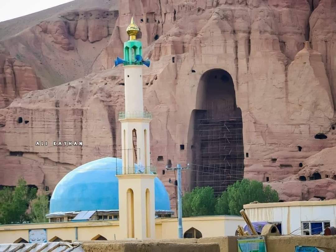 In Bamiyan, #Afghanistan, a mosque now faces the hollow niche where the #Buddha statue once stood — a silent reminder of heritage lost.

The #Taliban destroyed the 1,500-year-old statues in 2001, calling them un-Islamic. 

However, historically when Amr ibn al-As entered Egypt in