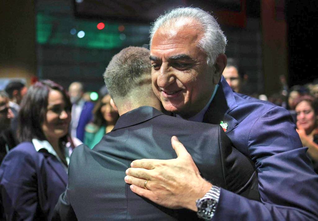 عزيزان پادشاهى خواه طبق معمول توسط سه فاسد تحت ريپورتم ، اگر امكانش هست حمايتم كنيد ممنونم .
پاينده ايران پادشاهـى 
#جاويدشاه‌ 
#همكارى_ملى 
#KingRezaPahlavi