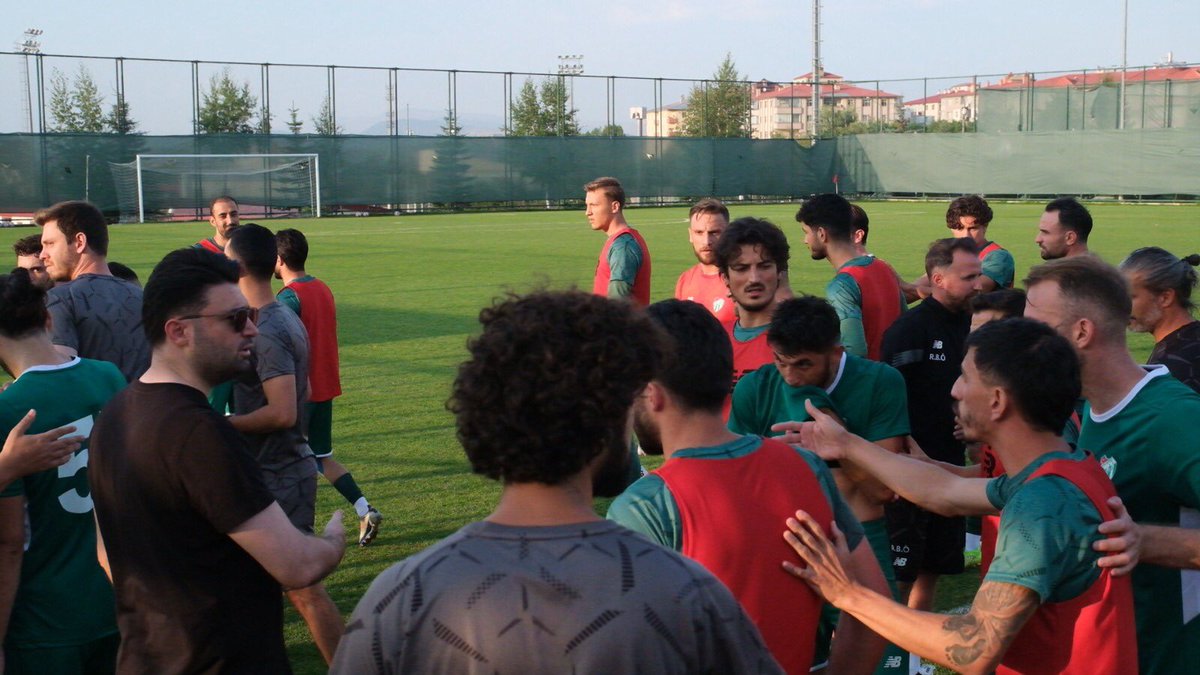 Bursaspor’da; Başkan Enes Çelik, yaşanan gerginlik üzerine takımı sahadan çekti.
📸 <a href="/ercanataL/">ercan ataL</a>