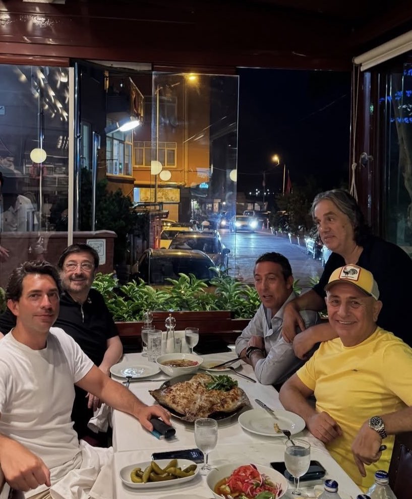 Yapıdan mı bahsediyorsunuz. Alın size yapının ta kendisi. Ali Koç, Kasımpaşa ve Karagümrük başkanlarıyla. Maçlar konusunda anlaşmışlar.Şimdiden +12 puan hanelerine yazıldı. Fenerbahçe bu lig'den gittiği andan itibaren bu lig şah-la-na-cak !

fenerbahçe bu ülkenin beka sorunudur !