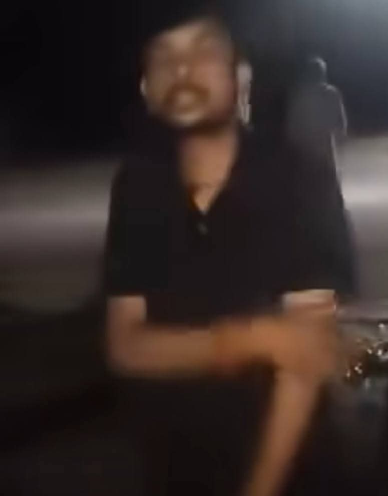 छतरपुर के लवकुश नगर में पुलिस ने शक होने पर रात मे एक एंबुलेंस को रोका जिसमें 13 महिलाए थी.!

 इन महिलाओं ने रोते हुए पुलिस को आन कैमरा बताया कि बागेश्वर धाम की सेवादार मिनी इन्हें जबरदस्ती लेकर कहीं जा रही थी.!

विरोध करने पर वो इन्हें जा&amp;..न से मा&amp;..रने की धमकी दे रही थी