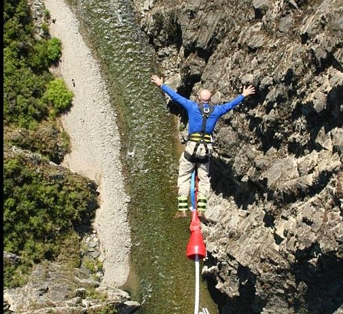 ChronicSingle's tweet image. Bungy jumping in NZ from Tales of a Reluctant World Traveler at Calgary fringe 8/1-8/7. Buy tix ow.ly/2prq50Wn7m5  #YYCFringe #CalgaryFringe