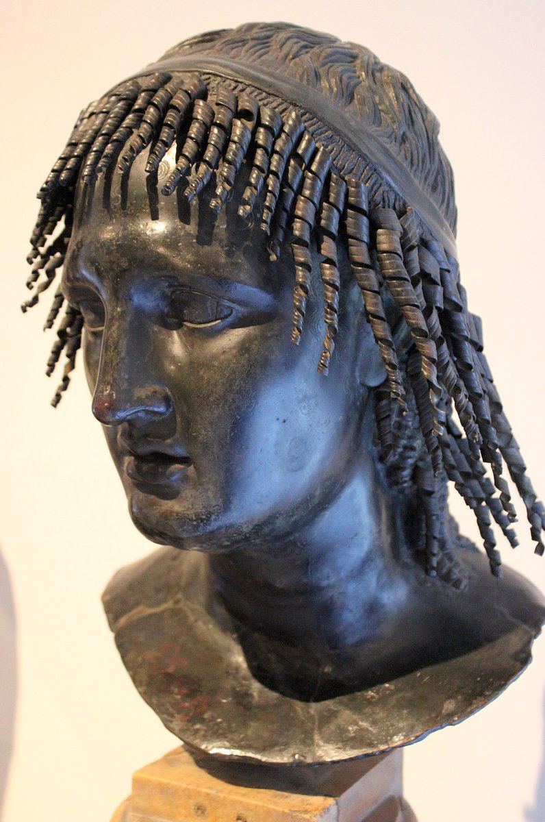 Las "rastas" de Ptolomeo

Taller romano. Cabeza de Ptolomeo Apión (Πτολεμαῖος Ἀπίων, 150/45 - 96 a. C.), rey de la Cirenaica. Bronce. Procede de la Villa de los papiros de Herculano. Nápoles, Museo Archeologico Nazionale.