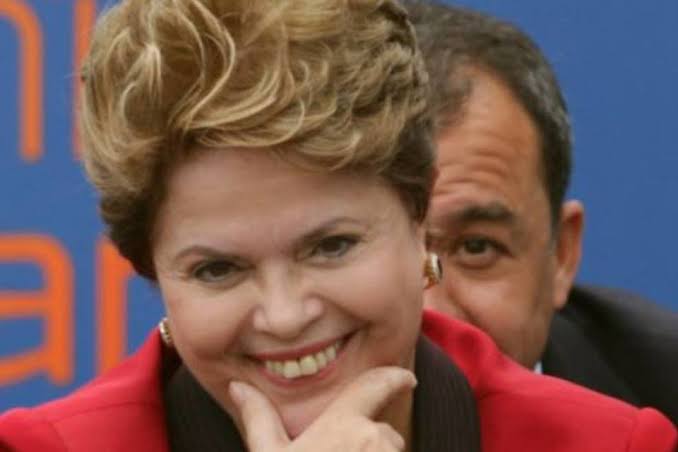 A lei Magnitsky, aplicada pelo governo Donald Trump ao Alexandre de Moraes, proíbe que o ministro tenha cartões de crédito americanos ou faça qualquer negociação usando o sistema financeiro do país. Isso em um contexto em que a Dilma Rousseff é a presidente do Banco dos BRICS e