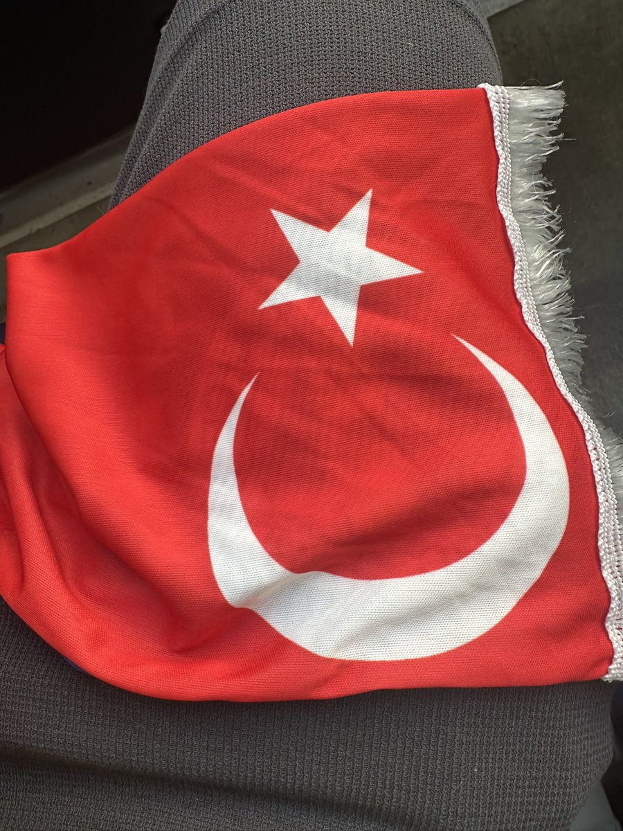 Atkı rengini kim seçti diyen arkadaşlara; Chobaninin hazırladığı atkının arkasındaki kırmızı rengin tek kaynağı şanlı Türk bayrağıdır. Sevgiler.