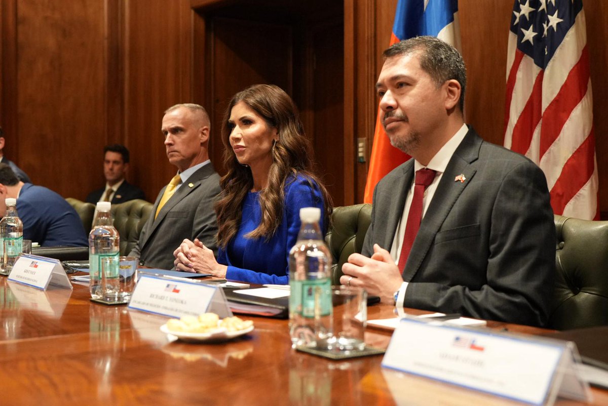 La Secretaria de Seguridad Nacional de EE.UU., Kristi Noem, y el Ministro de Seguridad Pública de Chile, Luis Cordero Vega, firmaron hoy una Carta de Intención que establece el compromiso de Chile de adoptar de forma permanente el Sistema de Alerta de Migración Transnacional por