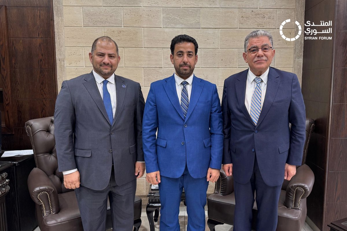 سعياً لتفعيل التعاون المشترك بين المؤسسات الصحية والمجتمع المدني، وتعزيز قدرة القطاع الصحي على مواجهة التحديات الراهنة، جاءت زيارة غسان هيتو، الرئيس التنفيذي للمنتدى السوري، إلى وزير الصحة د. مصعب العلي، بحضور د. عمار قحف، المدير التنفيذي لمركز عمران للدراسات الاستراتيجية، أحد