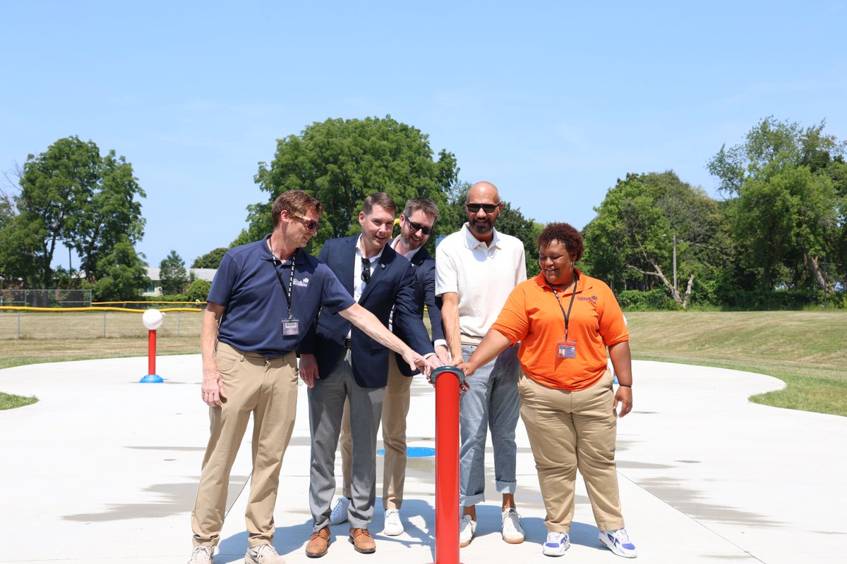 Mayor Walsh, along with local leaders, unveiled the new baseball-themed splash pad at Cummings Field in Eastwood! This splash pad features user-activated water elements like ground jet geysers, water cannons, and a 360-degree spinning centerpiece. Come on out and make a splash!