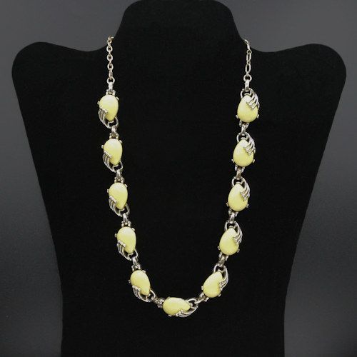 FlotsamMich's tweet image. Sunshiny goodness: a lemon-yellow thermoset necklace by Bogoff. buff.ly/YvrTMJ6  #vintagejewelry #vintagenecklace #designersigned #midcentury #Bogoff #springbling #summerstyle #giftforher #giftsforwomen #FlotsamFromMichigan #etsyvintage