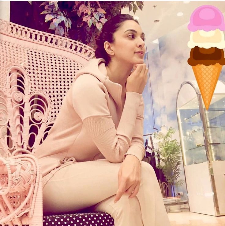These random pics of her makes my heart so soft for some reason 

HAPPY BIRTHDAY KIARA ADVANI