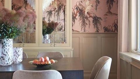 Sometimes wallpapers whisper, with subtle details like grasscloth texture or neutral colourways. These wallpapers? They practically leap off the walls with dynamic graphics, playful motifs and punchy palettes. advisorstream.com/read/trendspot…