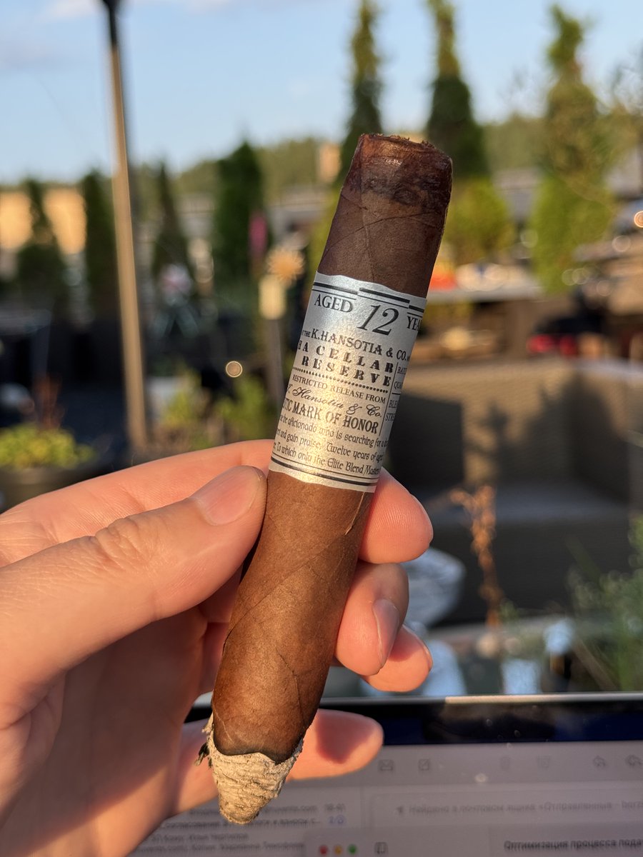 Вечер с Gurkha Cellar Reserve 12 Year Platinum: Доминикана с начинкой из выдержанного никарагуанского табака. Легкая, десертная, шоколадно-ореховая с нотками специй во второй трети. Отличная тяга и ровное горение! #Сигары #Gurkha