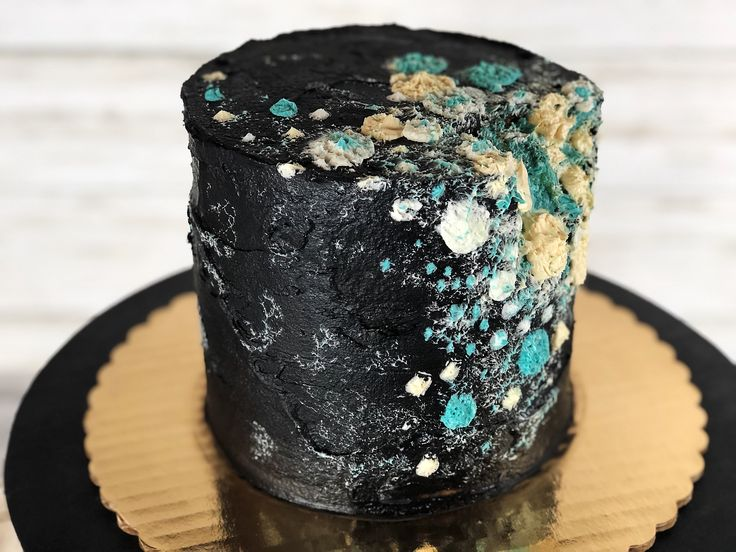 phan_versace's tweet image. Wondering about the tradition of keeping #sliced #keepsakes of wedding cakes. Worried about food expiration. #15WordPoet