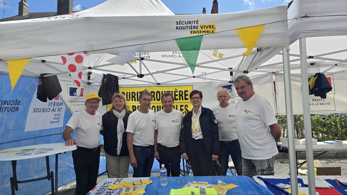 Prefet23's tweet photo. #TDFF2025| À l’occasion du passage en Creuse de la 5ème étape du @LeTourFemmes, la Mission Éducation et Sécurité Routière (MESR) de la #Pref23, accompagnée de 10 Intervenants Départementaux de Sécurité Routière (IDSR), a tenu un stand de sensibilisation à la #SécuritéRoutière. https://t.co/JIddI6o2Se