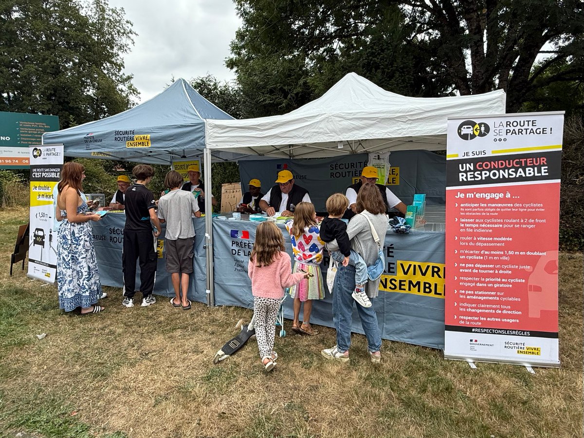 Prefet23's tweet photo. #TDFF2025| À l’occasion du passage en Creuse de la 5ème étape du @LeTourFemmes, la Mission Éducation et Sécurité Routière (MESR) de la #Pref23, accompagnée de 10 Intervenants Départementaux de Sécurité Routière (IDSR), a tenu un stand de sensibilisation à la #SécuritéRoutière. https://t.co/JIddI6o2Se