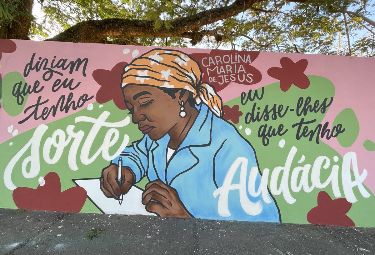 voltando pra mostrar meu mural que fiz pra lembrar a Carolina Maria de Jesus