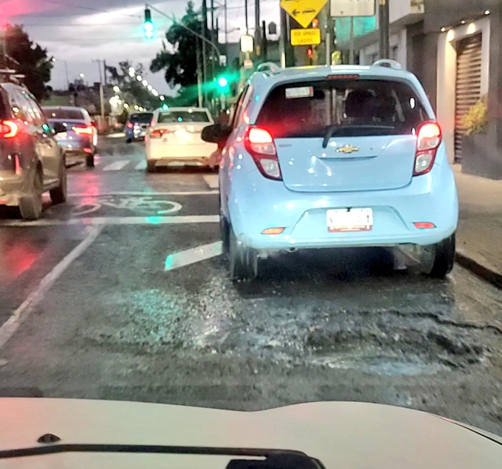 alineareli's tweet photo. @SOBSECDMX se solicita su apoyo para tapar baches ubicados en eje 3 Sur Av Río Frío esq con Javier Rojo Gómez. A la salida del metrobús Río Frío.  Agradezco su atención. https://t.co/TDcG3aJeWL