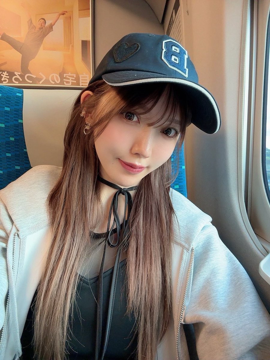 chiii__2620's tweet photo. 最近話題の羽エクステ🪽🫧
なんか髪伸びた？？って言われるぐらいにエクステって気付かれない✌🏻✨️
家族も全くエクステって気づかなかった🤣

どのエクステよりも優秀すぎる😭👏 https://t.co/X9y7uryJgo