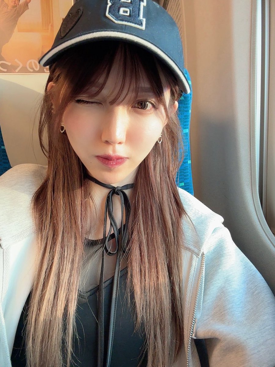chiii__2620's tweet photo. 最近話題の羽エクステ🪽🫧
なんか髪伸びた？？って言われるぐらいにエクステって気付かれない✌🏻✨️
家族も全くエクステって気づかなかった🤣

どのエクステよりも優秀すぎる😭👏 https://t.co/X9y7uryJgo