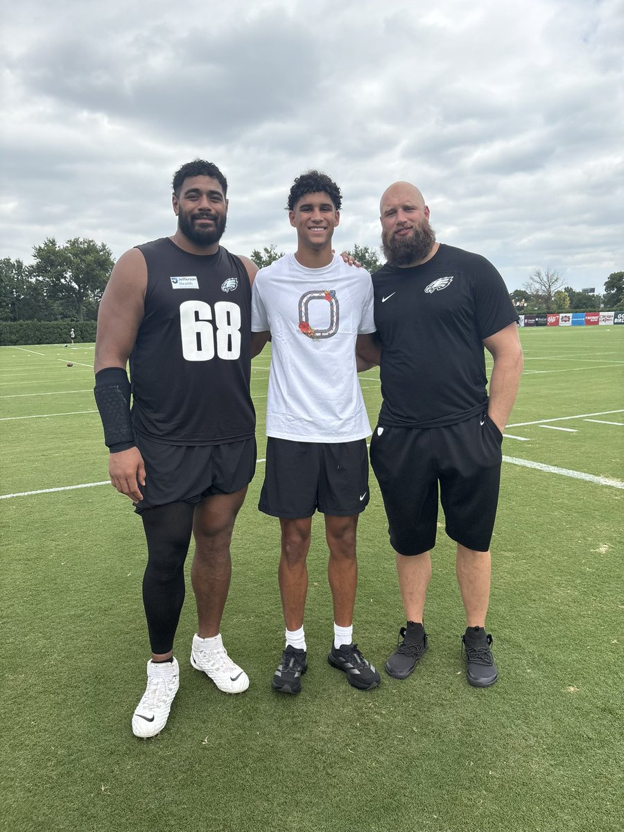 How tall yall think I am???
Lane is 6’6. Mailata is 6’8