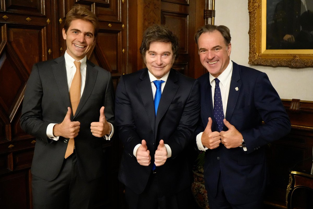 📸 President Milei met today with <a href="/uala/">Ualá</a> founder and CEO Pierpaolo Barbieri and historian Niall Ferguson.