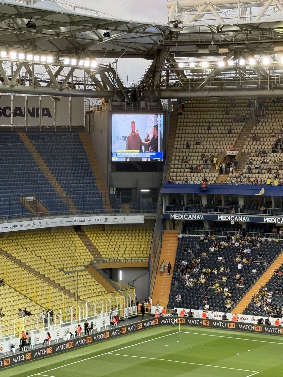 🟡🔵 Milan Skriniar’ın İstanbul’a geliş görüntüleri stadyumdaki led ekrana yansıtıldı. 👇