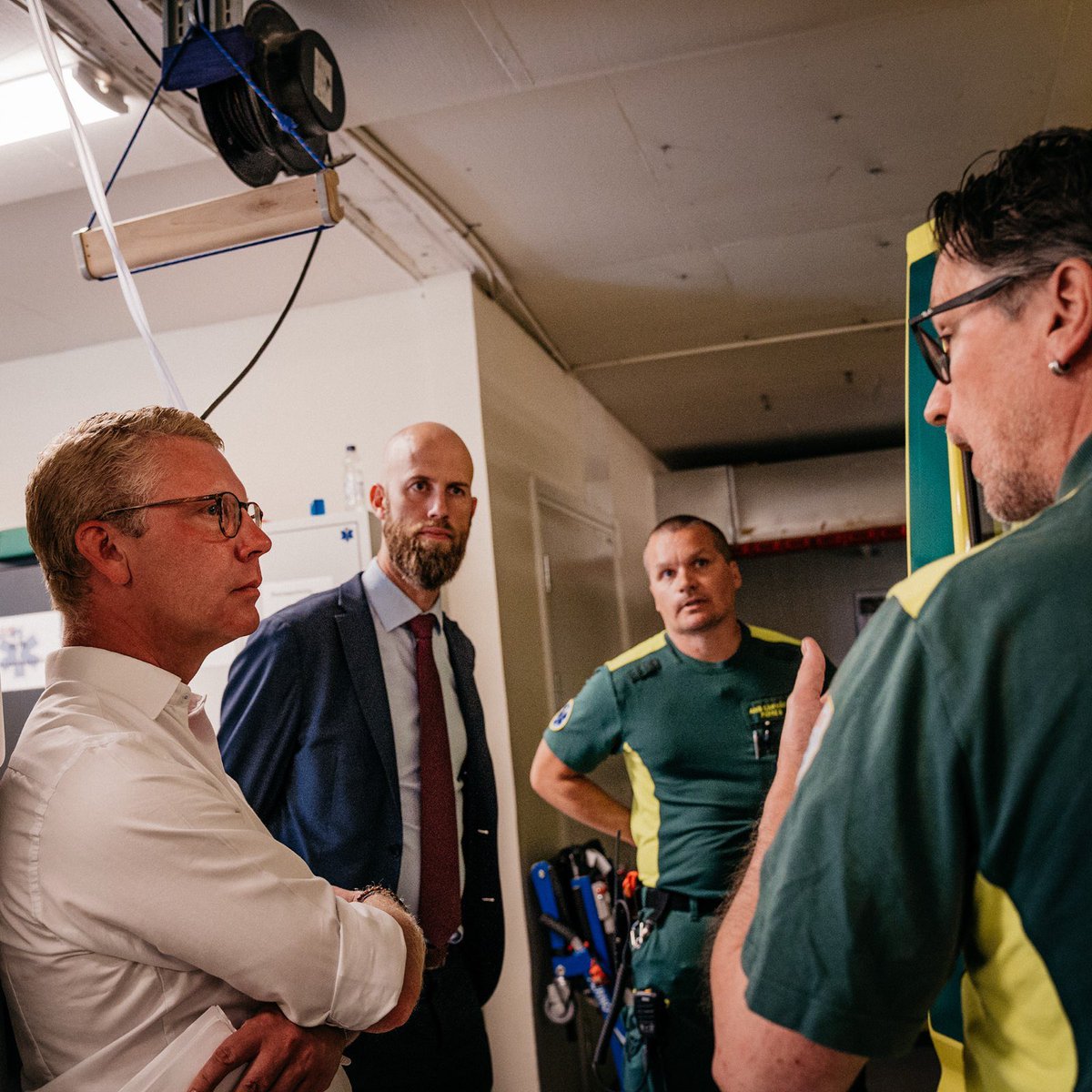 Idag besökte jag med minister för civilt försvar <a href="/CarlOskar/">Carl-Oskar Bohlin</a> den ambulansstation i Stockholm som förra veckan endast hade en ambulans i drift. Imponerande kraft i medarbetarna. Samtidigt oroande att varningar ignorerats under lång tid. Så får det inte fungera i Region Stockholm.