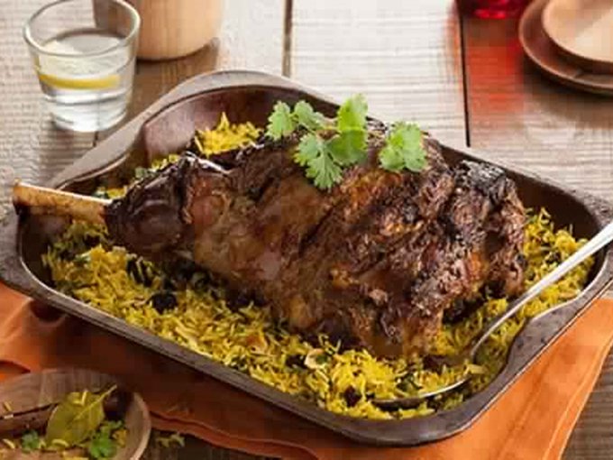 فخذ خروف مشوىِ بالزعفران 