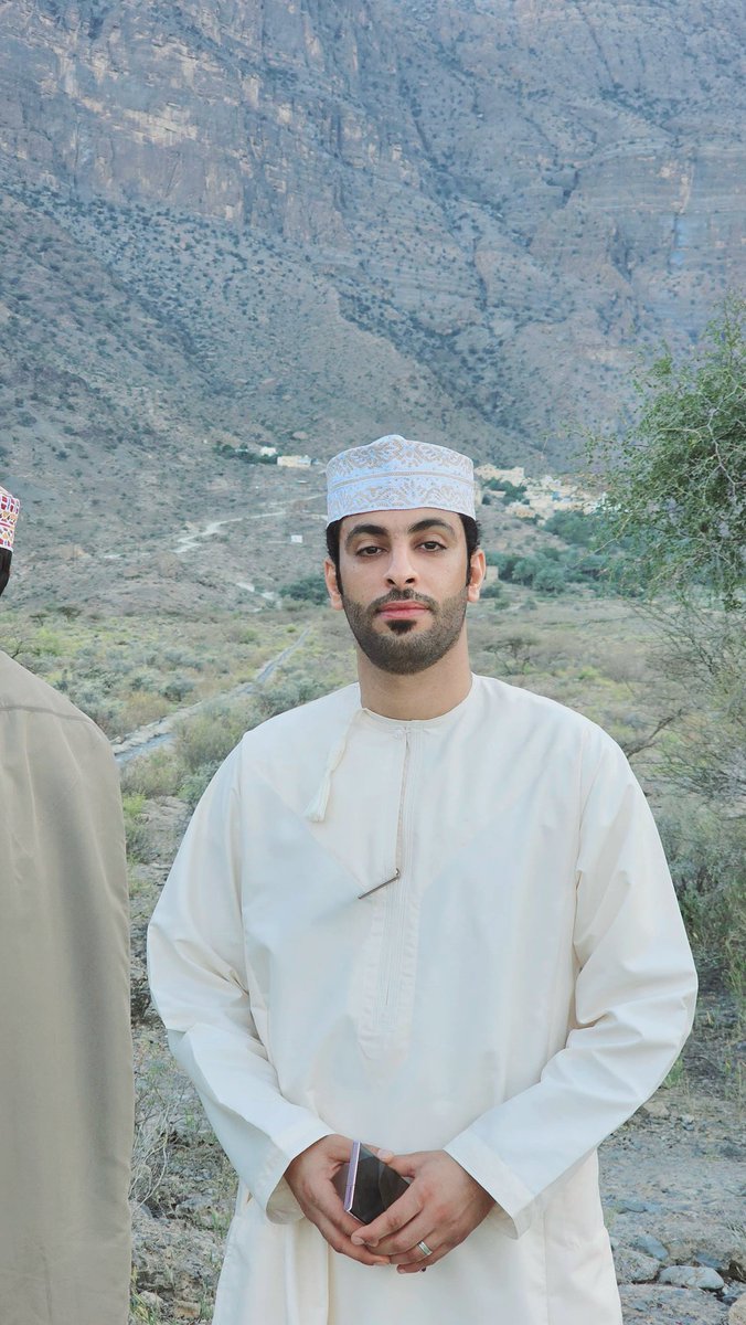 وقارُكَ في الملامحِ مستبينُ
وفيكَ من الوقارِ هدى العيونِ

كأنكَ من ربى عُمانَ طَيفٌ
يُجلّلُهُ التفرُّدُ والسُّكونُ

تُجالسُك الجلالةُ حين تمشي
كأنّكَ في المهابةِ لا قرينُ

أصف نفسي " بقلمي "✍️