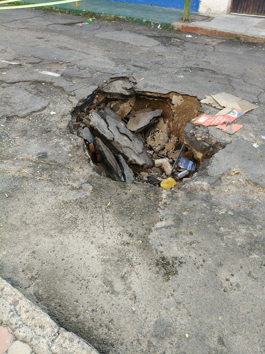 blaureano_'s tweet photo. Hola @siapagdl 
Oye cuando puedes ir a arreglar este hoyo ?
Que está en la calle Alfredo carrasco entre hospital y Francisco zarco, col santa Tere
#socavón #hoyo #siapa https://t.co/o6xC6huRjk
