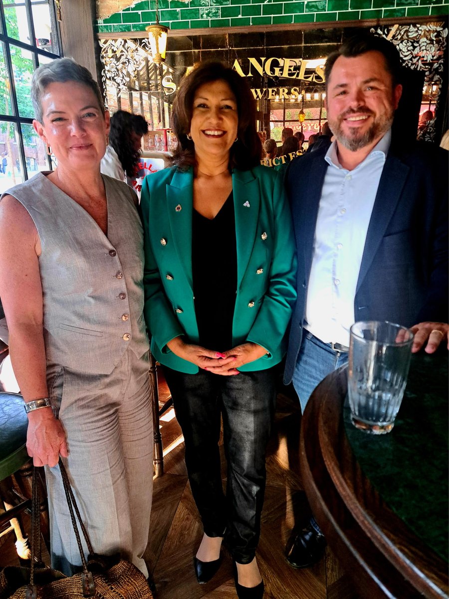 Great time at #CheersToBars with ⁦⁦<a href="/LabattBreweries/">Labatt Breweries of Canada</a>⁩ &amp; ⁦⁦<a href="/StellaArtoisCAN/">Stella Artois 🇨🇦</a>⁩! Bars &amp; restaurants the 4th largest employer are vital to Canada’s economy &amp; communities.Good catching up with ⁦<a href="/ninatangri/">Nina Tangri</a>⁩ on her support for small businesses in Ontario.⁦