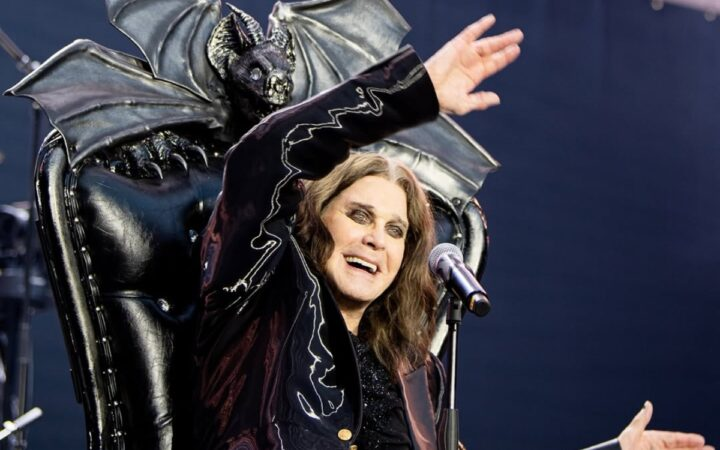 AnOldEnemy's tweet photo. I share this picture of you on your last permormance, so nice to see you like that, happy with the masses, doing what you liked and having us to enjoy it.
Ozzy, goodnight, rest easy.

#OzzyForever 🦇 https://t.co/OdiWmeXr4t