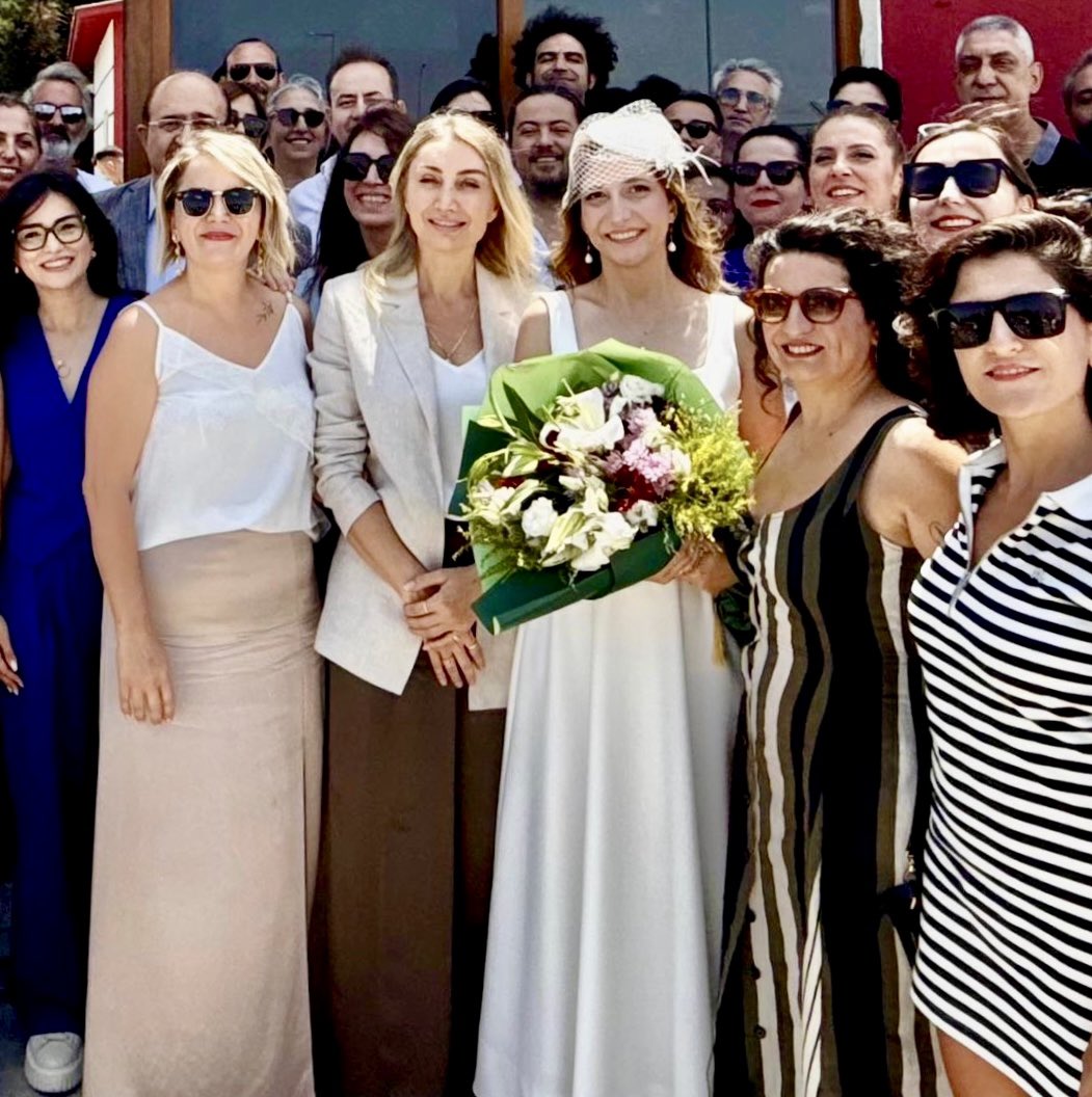 Bugün her şeye rağmen çok mutluyuz,

Önce kardeşim, can dostum, sonra meslektaşım Gürkan ile eşi sevgili Sinem hayatlarını resmen birleştirdiler.

Bizler, Silivri Cezaevi'nde Gürkan'ın mutluluğunu paylaşırken, cezaevi kapısında eşlerimiz, ailelerimiz ve dostlarımız Sinem ile