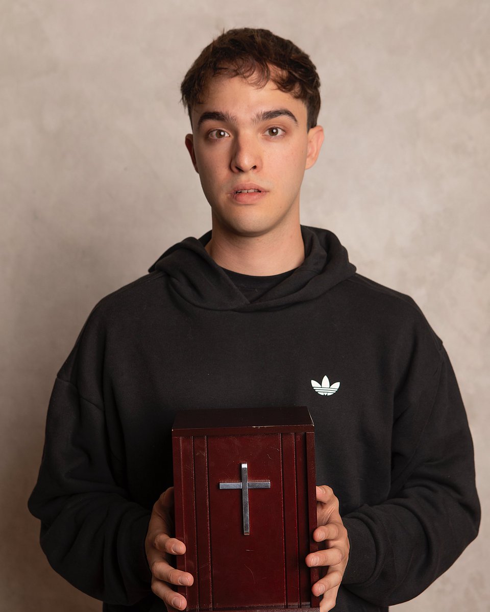 #PRÓXIMAMENTE 🐝 

⚰️ Un funeral, tres hermanos enfrentados y una verdad que ya no puede esconderse…. 

“Los Ayala” ⛪

GRAN ESTRENO 
🗓️Martes 5 DE AGOSTO, 20:30 hrs 
🎟️Compra tus boletos en taquilla o lateatreria.com