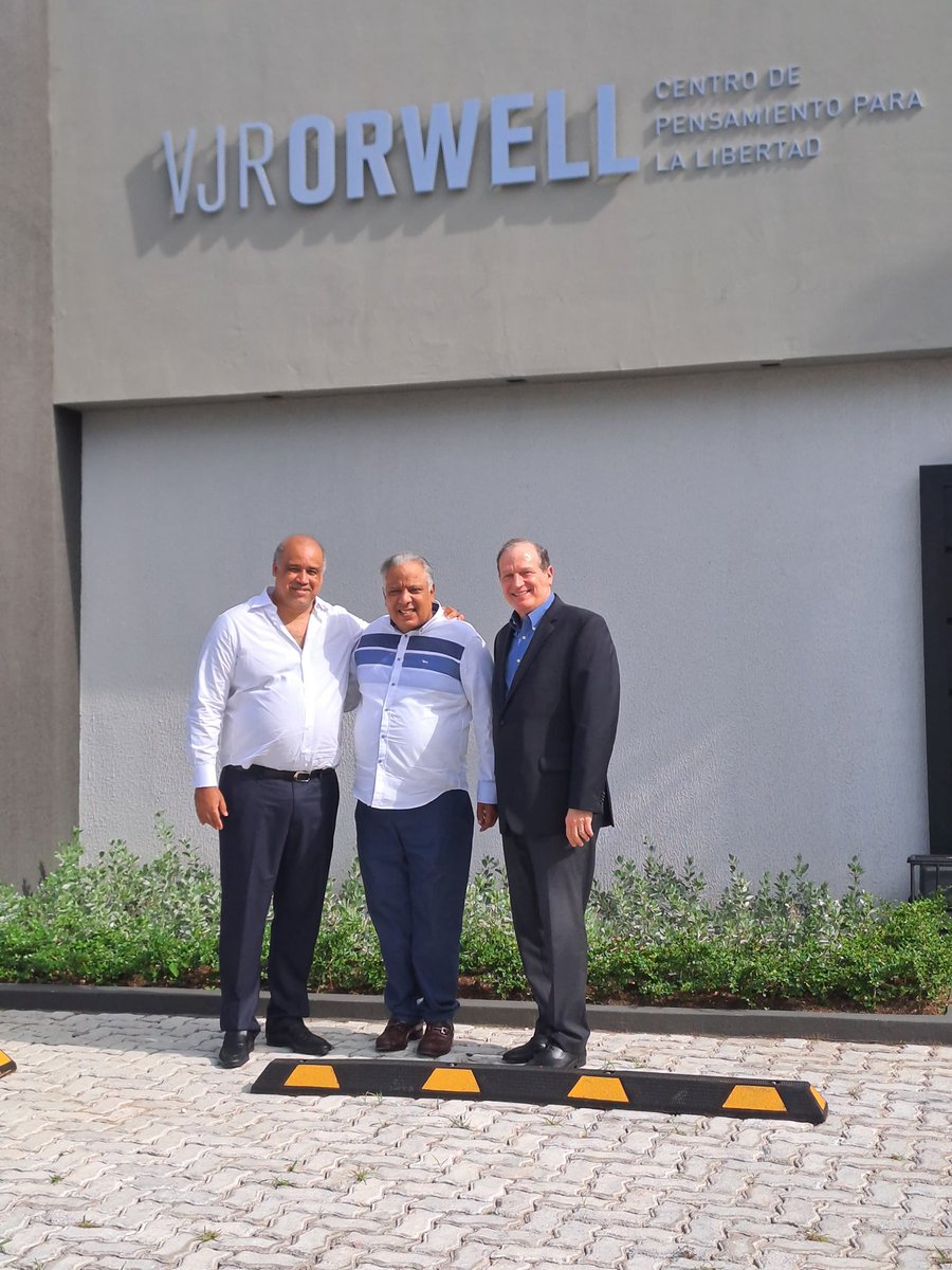 Esta tarde en el Centro <a href="/VJROrwell/">VJR Orwell</a> la peña del Triunvirato junto <a href="/TitoCarvajal7/">Tito Carvajal</a> Pedro Gamundi