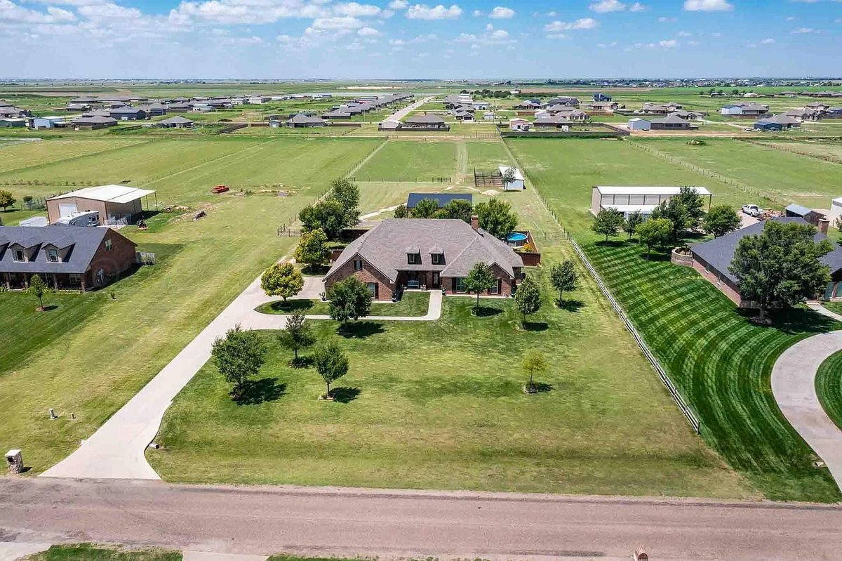 TxHorseProperty's tweet image. CANYON, TEXAS PANHANDLE. 3.46 acres. 4/3 home w/open concept living area, new kitchen w/KitchenAid appliances. Covered patio w/fireplace,. Pool. Insulated shop. Barn w/5 runs. Security system w/cameras. $765K #txhorseproperties #canyontx #texaspanhandle tinyurl.com/17450Canyon