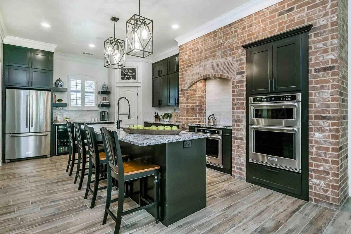 TxHorseProperty's tweet image. CANYON, TEXAS PANHANDLE. 3.46 acres. 4/3 home w/open concept living area, new kitchen w/KitchenAid appliances. Covered patio w/fireplace,. Pool. Insulated shop. Barn w/5 runs. Security system w/cameras. $765K #txhorseproperties #canyontx #texaspanhandle tinyurl.com/17450Canyon