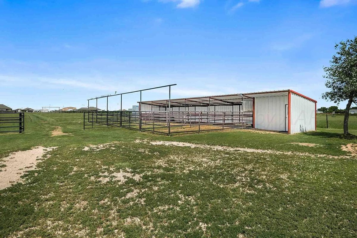 TxHorseProperty's tweet image. CANYON, TEXAS PANHANDLE. 3.46 acres. 4/3 home w/open concept living area, new kitchen w/KitchenAid appliances. Covered patio w/fireplace,. Pool. Insulated shop. Barn w/5 runs. Security system w/cameras. $765K #txhorseproperties #canyontx #texaspanhandle tinyurl.com/17450Canyon