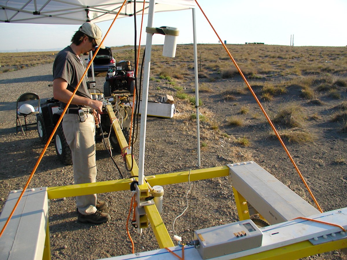 geologyBits's tweet image. In Geology ✔️ Mineralogy - Botany
#Magnetometry #EarthsMagneticField #MagneticAnomalies #InnovationFromEarth

🔁🔥 Quick Bits - Magnetometry
It works by detecting magnetic anomalies caused by variations in subsurface materials, often using tools like magnetometers or…