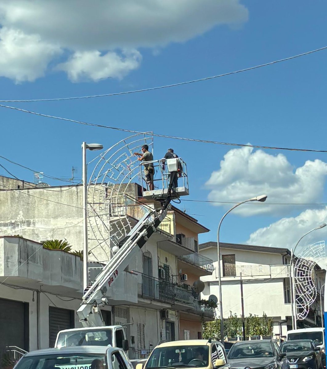 "Deputato ecco cosa succede a San Felice a Cancello. Istallazione di luminarie con operai senza dispositivi di sicurezza".