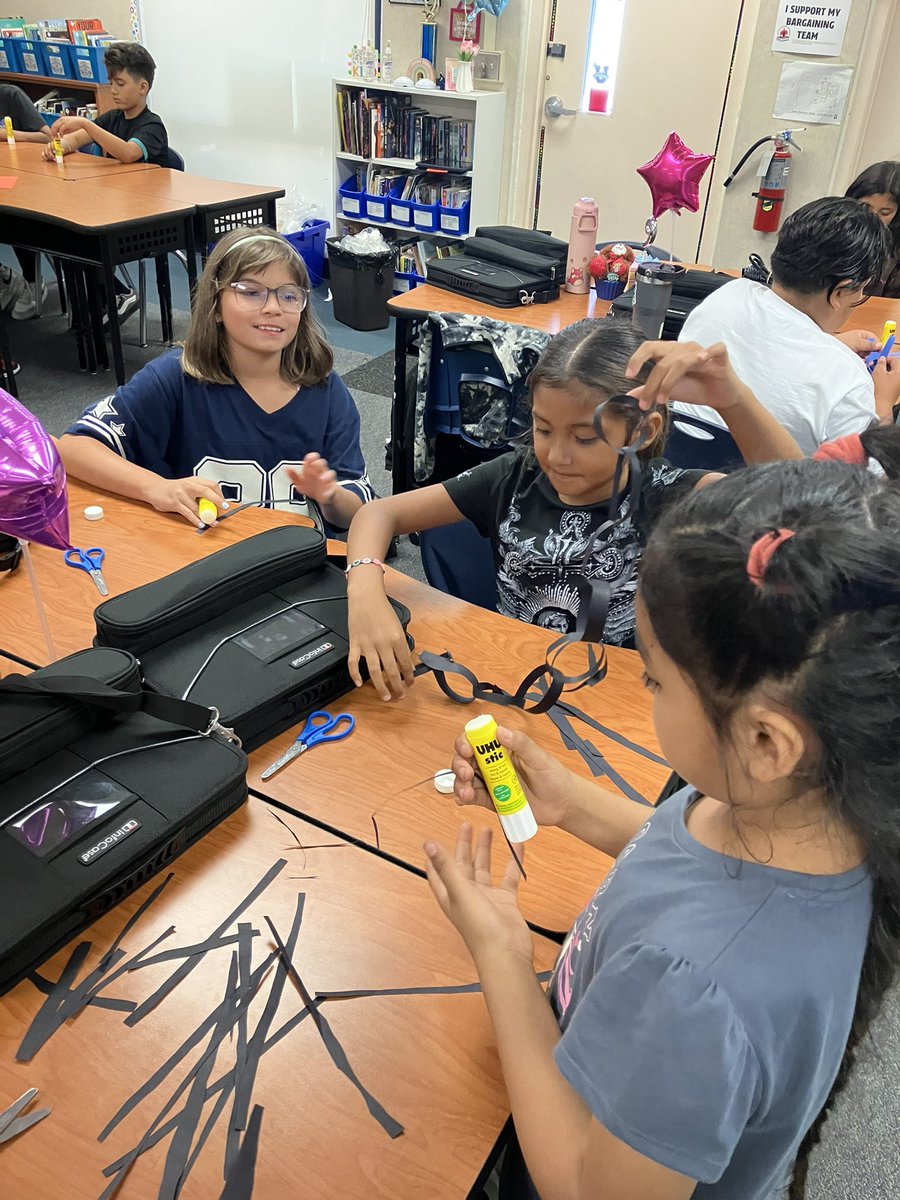 penceSBUSD's tweet image. Pence 4th grade students collaborating and building relationships that foster a positive learning environment. @sbusd_news #pencepenguins @Supt_SBUSD