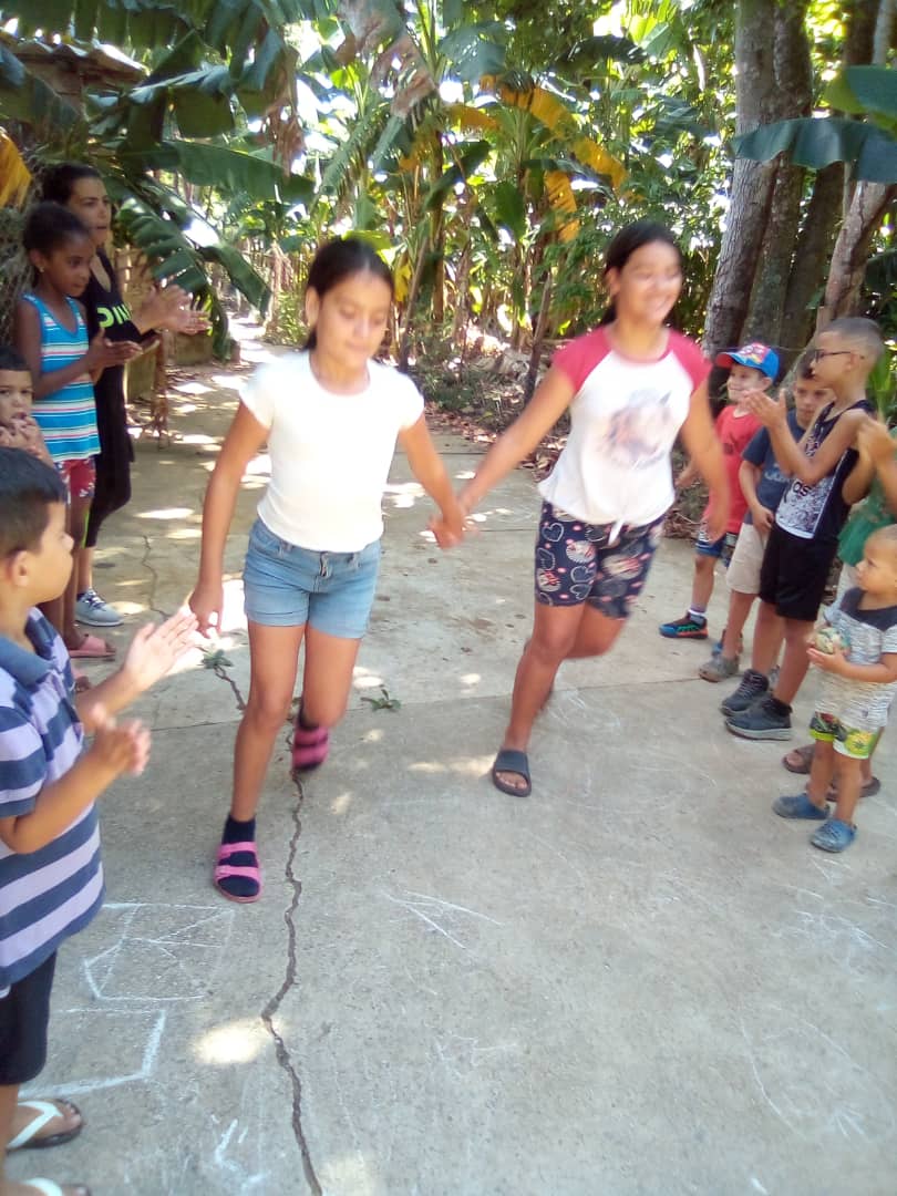 Instructores del Palacio de Pioneros "Nueva Generación" unidos a los entrenadores del Combinado Deportivo  Nº1 en #MinasDeMatahambre desarrollaron variadas actividades encaminadas al disfrute de los niños de la barriada de La Represa en la localidad  cabecera. #Verano2025