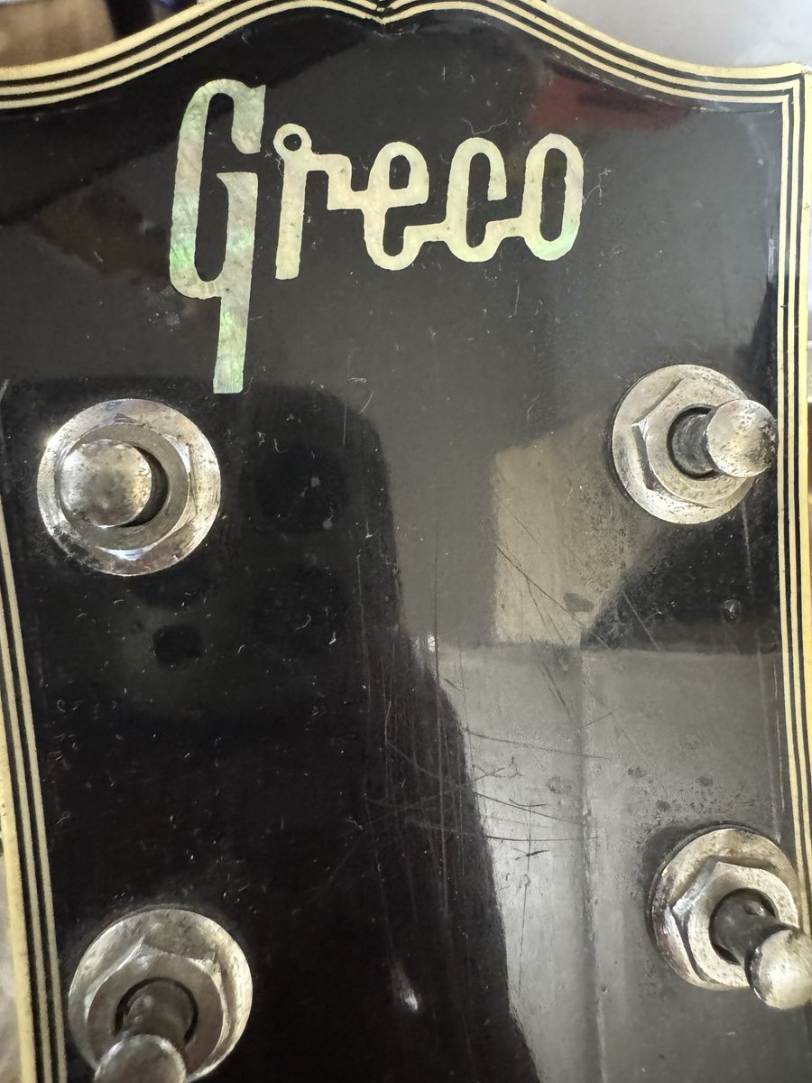 75年製マツモク製グレコSG-360(型番無し)のピックアップカバーを取ってみました。
U-1000ではなくジャズロックタイプマイクってやつっぽいです。50年前の歴史を感じて学べて贅沢な気分。

#ギター　#ヴィンテージギター　#Greco
#ピックアップ　#ハムバッカー　#国産ギター　#Maxon