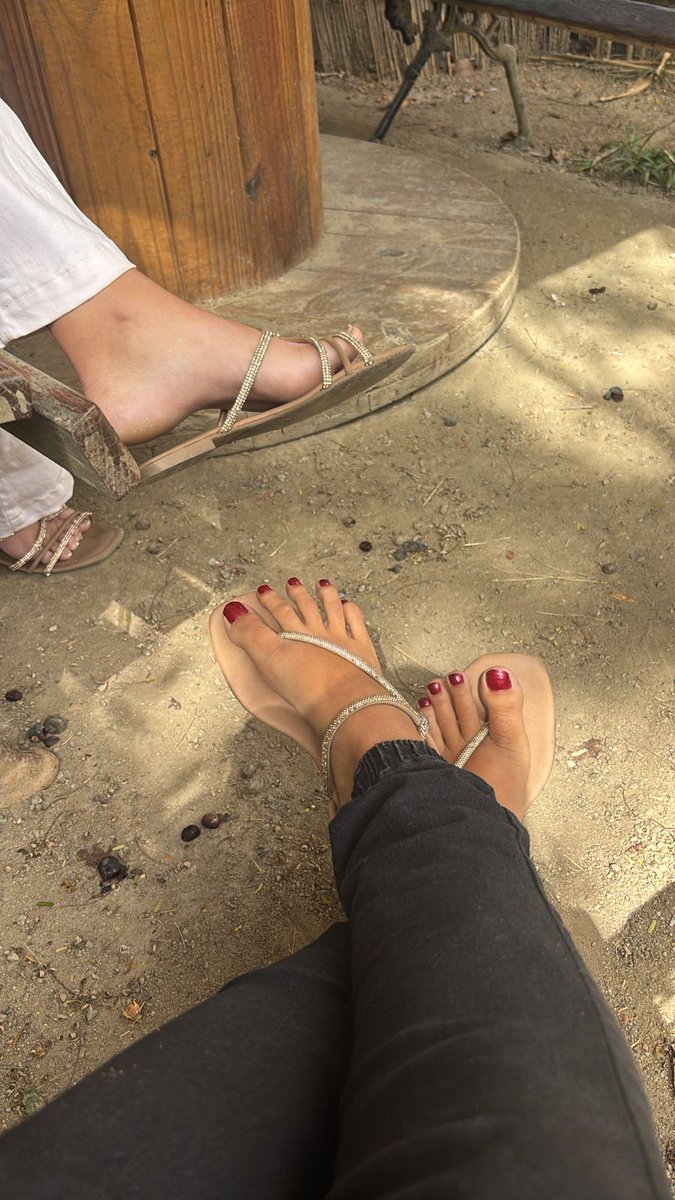 MarcosP20708526's tweet image. Quando sua esposa sabe que você ama a podolatria e manda umas fotinhas dela com as amigas .