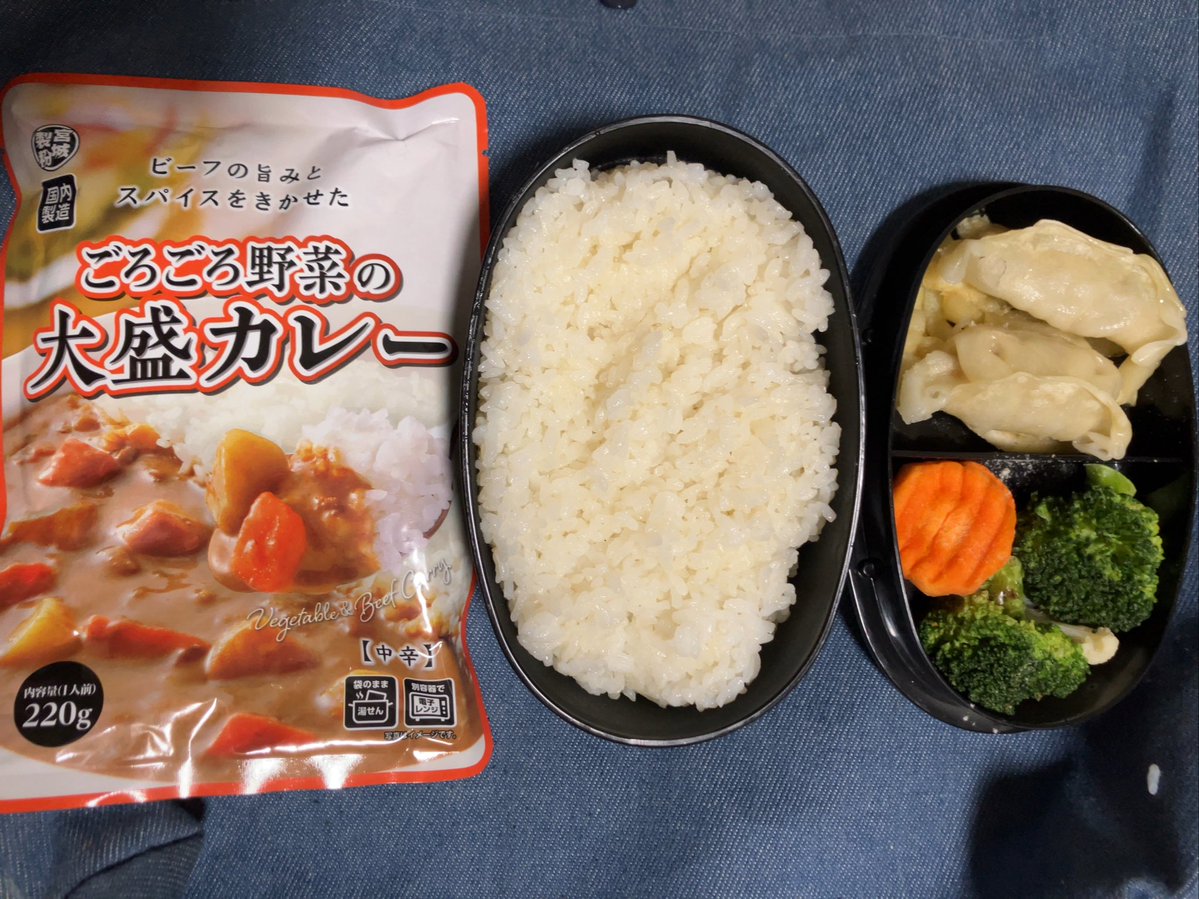 おはようございます
もう弁当のバリエーションがつきましたw
毎日お弁当作ってるお母さん達偉いですね👏
学生の頃親に持たされてたらキレてたかもしれないレトルトカレー弁当ですwww
電子レンジさえあればなぁ…
ポットで温めても大丈夫かなぁ