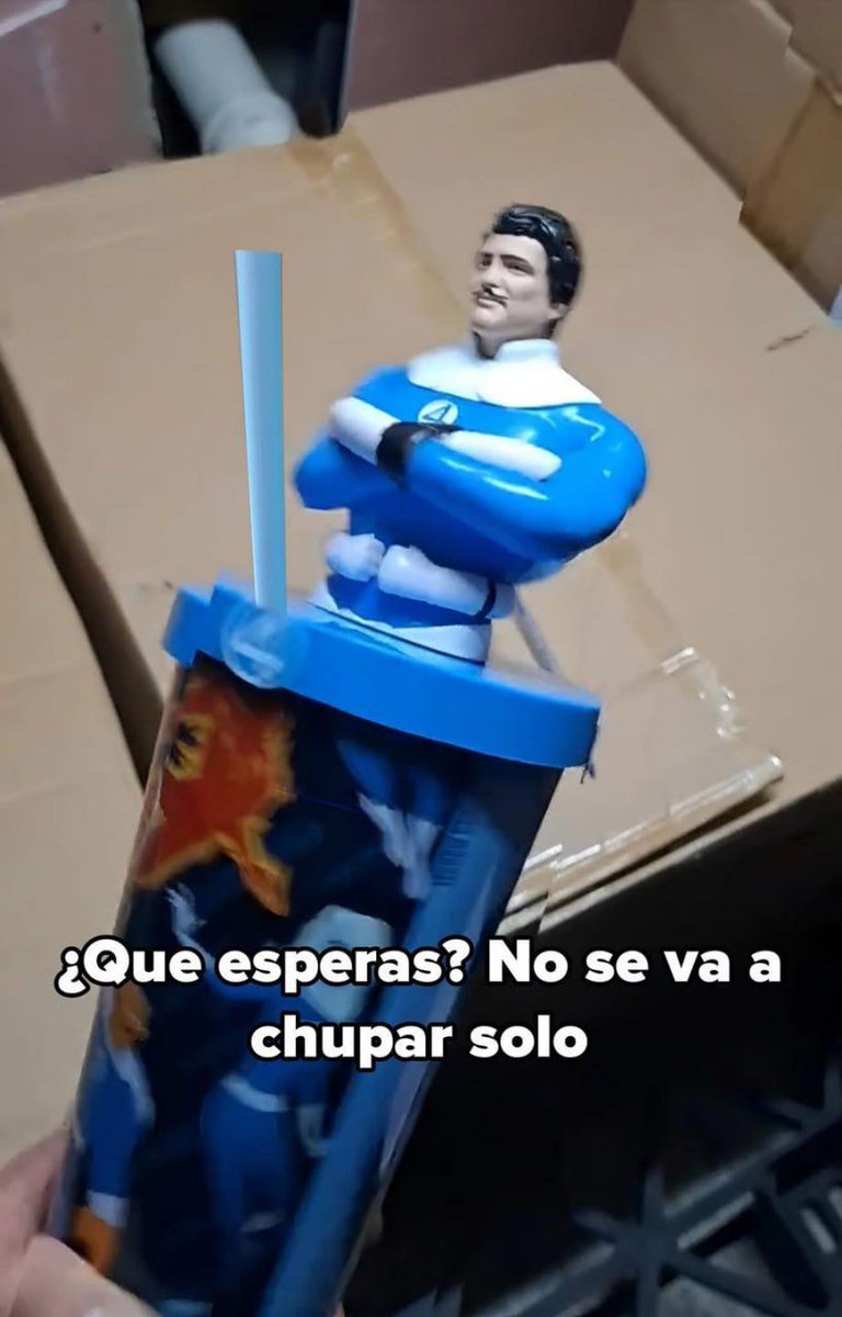 🎖 Honor a su carrera científica… 🧃 Deshonor a su sentido del espacio personal de las bebidas. #ReedInvadiendoTerritorios #QuiénHaDiseñadoEsto
#FrikingosDeLaGalaxia #TheFantasticFour #Humor #Meme
